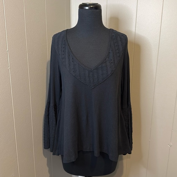 Free People Women’s Extra Small Ribbed Knit Eyelet Bell Sleeve V-Neck Trapeze - Picture 2 of 10